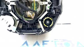 Крупный план внутренней части подушки рулевого колеса BMW 3 F30, с акцентом на разъёмы.