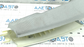 Детальный вид накладки центральной стойки с показа верхней части для Audi Q8 2019-2023.