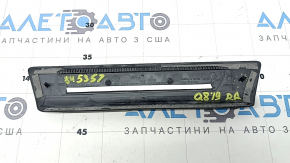 Накладка порога задняя правая внешняя Audi Q8 19-26 черная с хромом, царапины, надломано крепление, вмятина