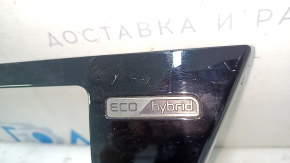Близкий план детали с логотипом ECO hybrid, видимый износ на поверхности.