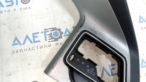 Крупный план управления на накладке центральной консоли Kia Niro 2017-2022, visible wear.