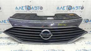 Решетка радиатора grill в сборе со значком Nissan Quest 12-14 с камерой и с молдингом, сломаны крепления, потерта, нет фрагмента, сломаны креления, полез хром