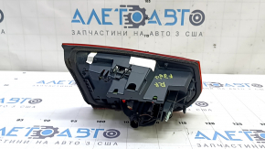 Крупный план правого заднего фонаря внутреннего для BMW 3 F30 с чистым стеклом и оригинальным дизайном.
