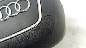 Фронтальная часть подушки с логотипом Audi, на ней заметны мелкие царапины, но рабочая.