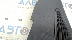 Близкий план накладки передней стойки Volkswagen ID.4, отмечены следы износа.