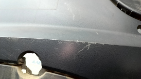 Детальный ракурс заднего бампера Volkswagen ID.4, видно повреждение на поверхности.