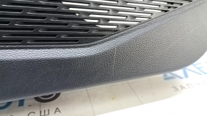 Фрагмент обшивки двери, вид на нижнюю часть с царапинами, Volkswagen Jetta.