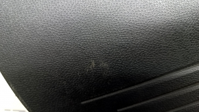 Детали задней левой обшивки двери Volkswagen ID.4, проявляются следы использования