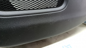 Крупный план царапины на обшивке двери Jeep Compass задней правой.