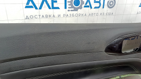 Крупный план обшивки передней левой двери Jeep Compass, видна потертость на пластике.