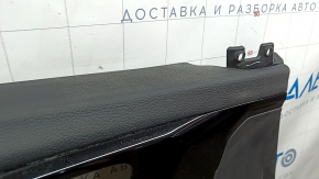 Детальный ракурс верхней части обшивки двери Jeep Compass, заметна текстура и состояние материала.