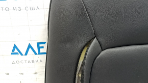 Деталь обшивки сиденья Mazda CX-5, акцент на швы и вмятины.