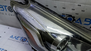 Крупный план повреждений на стекле передней фары для Toyota Prius V 2012-2017, акцент на следы влаги.