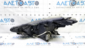 Вид на заднюю сторону передней фары для Toyota Prius V 2012-2017, демонстрация подключения.