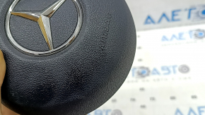 Крупный план подушки безопасности с логотипом Mercedes, год выпуска 2020-2023.