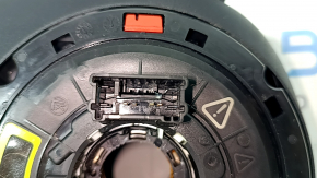 Крупный план разъема подрулевого переключателя Mercedes W167, детали подключения.