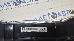 Маркировка и оригинальный номер на щитке приборов Chevrolet, вид сверху.