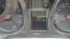 Крупный план шкал прибора на щитке для Chevrolet Equinox 2010 - 2015, видно повреждение.