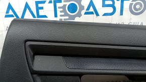Крупный план детали обшивки двери для Honda CR-V, заметна текстура кожи и оранжевая строчка.