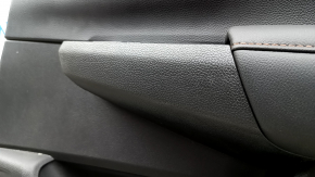 Фрагмент обшивки двери Honda CR-V, видно состояние кожаного покрытия.