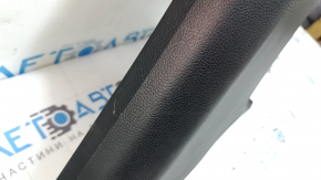 Крупный план поверхности накладки центральной стойки нижней правой для Honda CR-V 2023-2026, заметны царапины