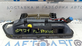 Обратная сторона ручки двери Volkswagen ID.4, на которой заметны дефекты и обрыв проводки, требует замены.