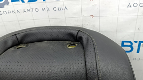 Крепежные элементы на верхней части обивки сиденья, вид сбоку.