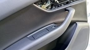 Деталь обшивки двери, вид с ручкой, Audi Q7 2016.