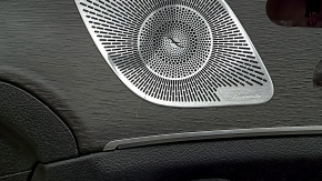 Крупный план динамика Burmester на обшивке передней правой двери Mercedes.