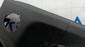 Деталь задней левой двери Ford Escape, повреждения в виде отверстия от оборудования.