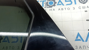 Деталь задней левой двери Ford Escape, отметка на стекле и небольшие царапины.