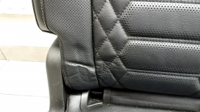 Детальный снимок с дефектами на коже сидения правого заднего ряда Ford Escape.