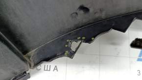 Фрагмент поврежденного бампера зады, показывающий потертости и трещины в креплении на Ford Escape 2020-2026.