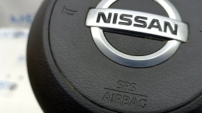 Фокус на логотипе Nissan и указание SRS AIRBAG на корпусе подушки