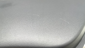 Крупный план поверхности обшивки двери с потертостями на Nissan Rogue.