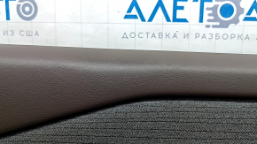 Обшивка двери карточка передняя левая Nissan Rogue 21-22 черная S с серой вставкой ткань, подлокотник кожа, коричневый верх, с ручкой, потертости