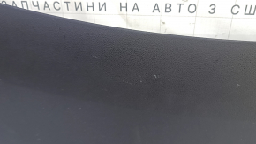 Ракурс демонстрации поверхности накладки, ощущается легкий износ.