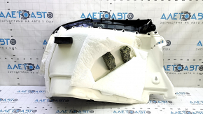 Вид задней обшивки арки для Toyota Prius 2016-2022, с присутствующими царапинами и потертостями.