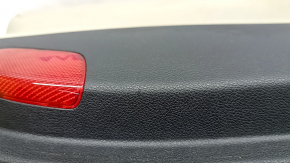 Фрагмент верхней части двери с красной накладкой на Kia Optima.