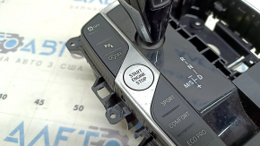 Крупный план кнопок шифтер КПП BMW 3 G20, вид на управляющие элементы.
