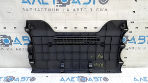Интерьер автомобиля Toyota Prius 2016-2022, вид сзади на накладку под сиденьем.