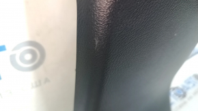 Близкий план с царапиной на накладке консоли Lexus NX.