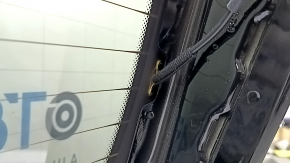 Крупный план крепежа на двери багажника BMW X5, оригинальные элементы