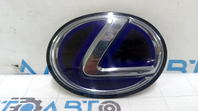 Эмблема решетки радиатора передняя Lexus NX300h 15-17 под радар, песок, сколы, надломано крепление