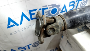 Деталь карданного вала с корзиной, заметно влияние коррозии на металл.