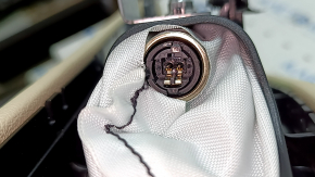 Крупный план контакта разъема подушки безопасности airbag для BMW X5 G05 2019-2023.