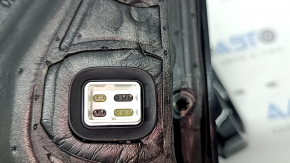 Крупный план разъема зеркала правого для BMW X5 G05, оригинальная деталь.