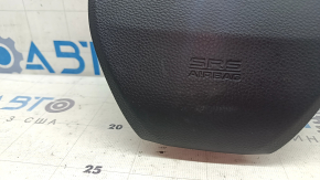 Крупный план черной подушки безопасности (airbag) для Honda Accord 2013-2017, отметки от эксплуатации.
