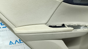 Ракурс задней левой обшивки двери Honda Accord с акцентом на подлокотник и вставку.