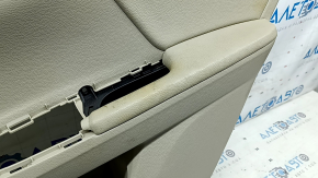 Деталь обшивки двери Honda Accord 2013-2017, вид подлокотника с легкими загрязнениями